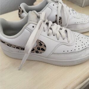 Nike White and Black Running Sneakers with Subtle Grey Details